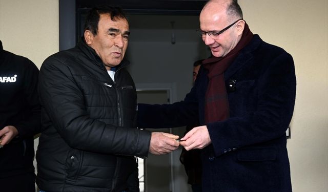 Osmaniye'de yapımı tamamlanan 10 köy evi depremzedelere teslim edildi