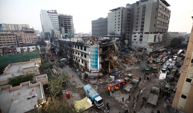 Pakistan'daki alışveriş merkezinde çıkan yangında ölenlerin sayısı 31'e yükseldi