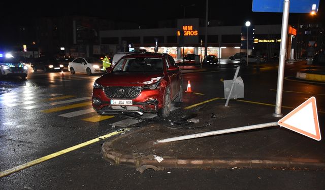 Sakarya'da otomobil ile minibüsün çarpıştığı kazada 5 kişi yaralandı