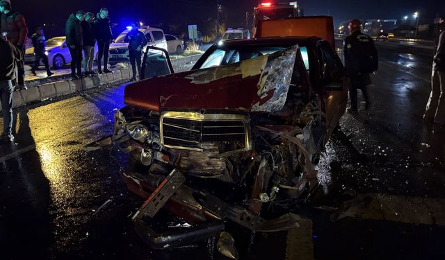 Sakarya'da otomobilin minibüse çarptığı kazada 2 kişi yaralandı