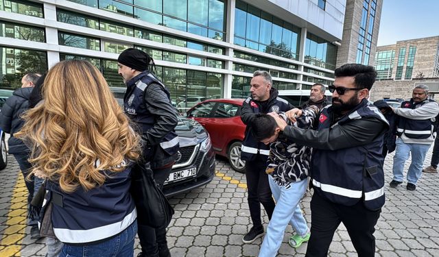 Samsun'da bir kişinin araçta bıçak ve satırla öldürülmesine ilişkin 3 şüpheli adliyede