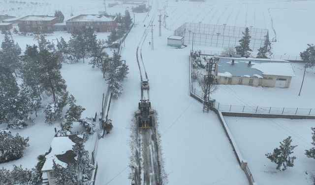 Şanlıurfa'da karla mücadele çalışmaları sürüyor