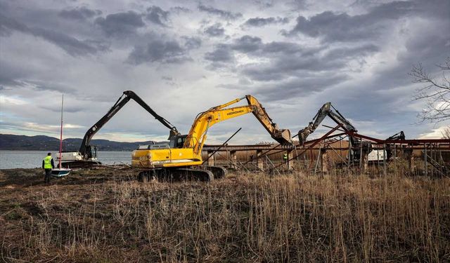 Sapanca Gölü kıyısındaki kaçak yapıların yıkımında 89 iskele kaldırıldı