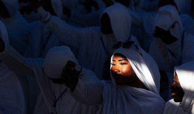 Senegal'de Layene tarikatı mensupları 'beyazlar' içinde birlik mesajı için toplandı