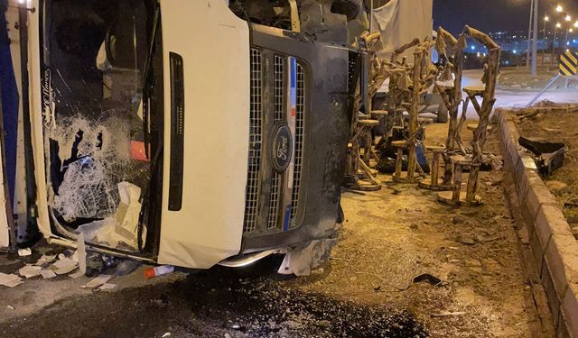 Siirt'te kamyonet ile hafif ticari aracın çarpıştığı kazada 4 kişi yaralandı