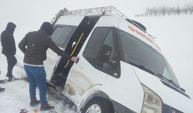 Siirt'te yolları kardan kapanan köylerde mahsur kalan hastalar hastanelere ulaştırıldı
