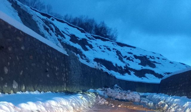 Sinop'ta toprak kayması nedeniyle grup yolu ulaşıma kapandı