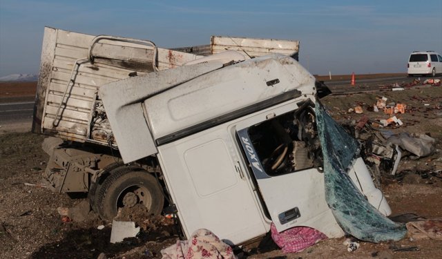 Şırnak'ta 2 tırın çarpıştığı kazada, sürücüler yaralandı