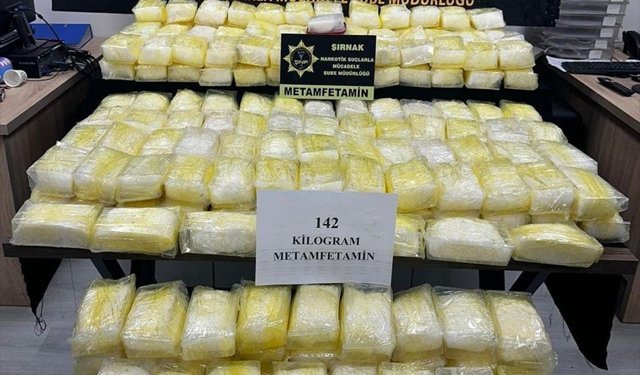 Şırnak'ta çekicinin dorsesine gizlenmiş 142 kilogram sentetik uyuşturucu ele geçirildi