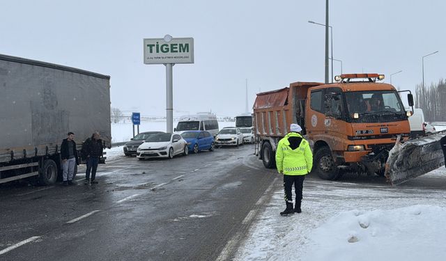 Sivas-Malatya kara yolu kar ve tipi nedeniyle ulaşıma kapandı