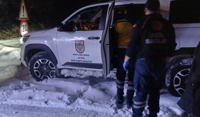 Sivas'ta ekipler yolu kardan kapanan mezrada düşerek yaralanan kadın için seferber oldu