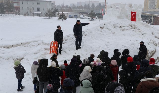 Sivas'ta jandarmadan Sevgi Evleri'nde kalan çocuklara kızak şenliği