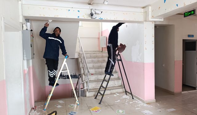 Sivas'ta köy okulunu öğretmen ile veliler onardı