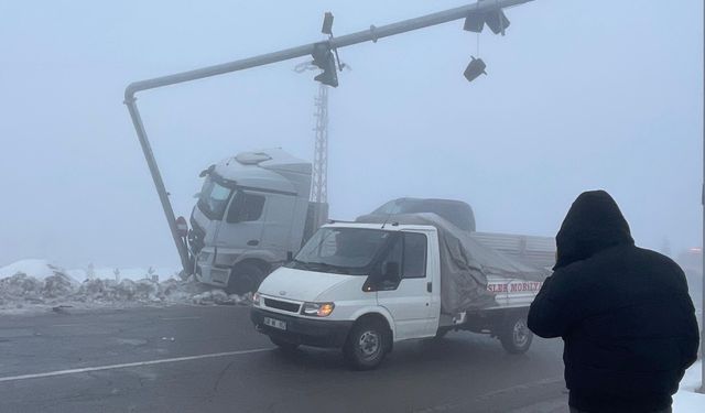 Sivas'ta sis nedeniyle meydana gelen zincirleme kazada 7 kişi yaralandı