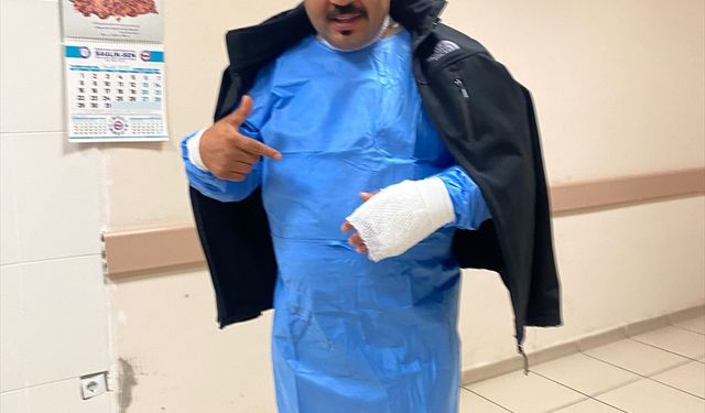 Sivas'ta soğuk havayı test etmek isteyen esnaf, havaya savurduğu sıcak suyla kendini yaktı