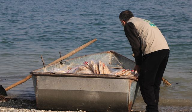 Suriye'de YPG'nin işgali nedeniyle kara ulaşımı kesilen Aynularab'daki 9 köye teknelerle yardım ulaştırıldı