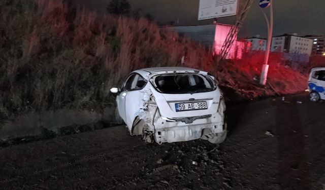Tekirdağ'da park halindeki polis aracına çarpan otomobildeki 2 kişi yaralandı