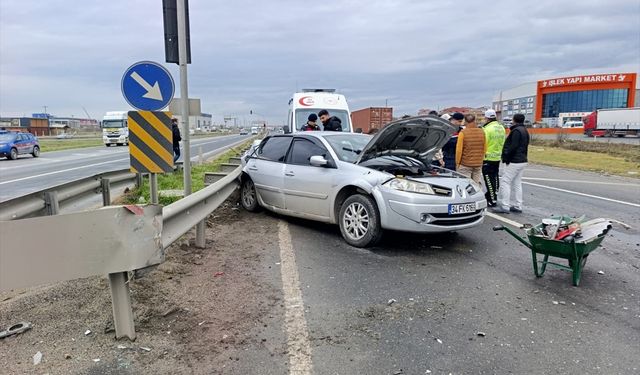 Tekirdağ'da tır ile çarpışan otomobildeki 3 kişi yaralandı