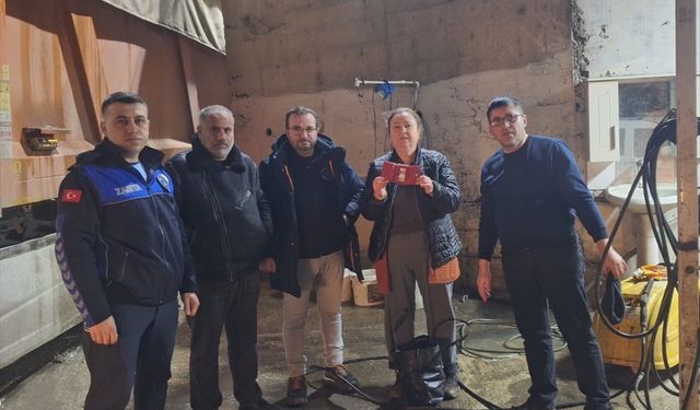 Tekirdağ'da yanlışlıkla çöpe atılan cüzdan sahibine teslim edildi