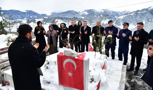 Trabzon Valisi Şahin'den şehit Eren Bülbül ve Özkan Sümer'in mezarına ziyaret
