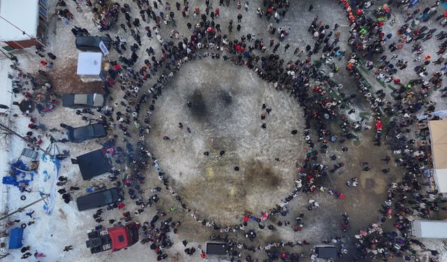 Trabzon'da 'Uzungöl Kış Festivali'nde dev horon halkası oluşturuldu