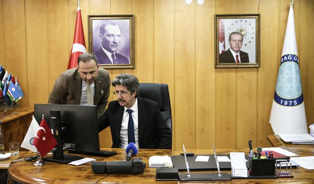 TRT Yönetim Kurulu Başkanı ve BUÜ Rektörü Yılmaz, AA'nın 'Yılın Kareleri' oylamasına katıldı