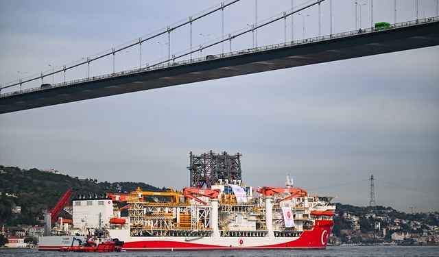 Türkiye'nin enerji filosuna eklenen ultra derin deniz sondaj gemisi 'Yıldırım' İstanbul Boğazı'ndan geçti