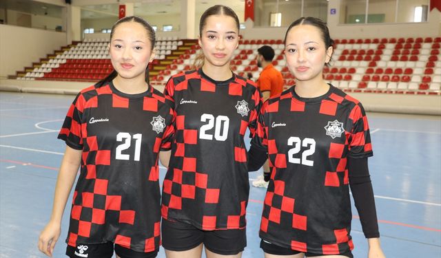 Üçüz kardeşlerin hentbol sevgisi