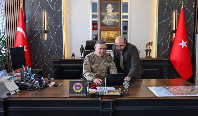 Van İl Jandarma Komutanı Tuğgeneral Avkıran, AA'nın 'Yılın Kareleri' oylamasına katıldı