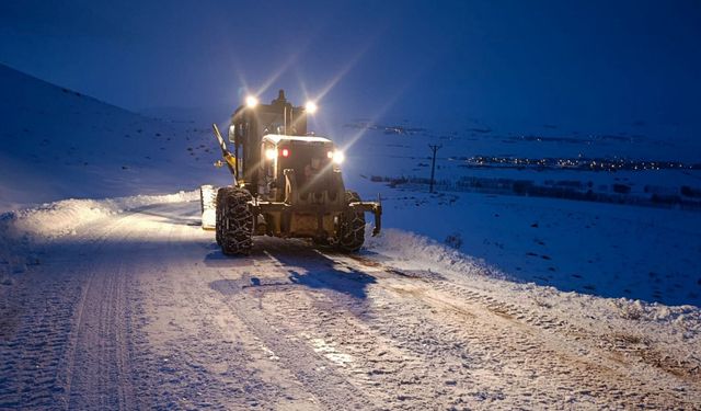 Van'da belediye ekipleri kardan yolları kapanan kırsal mahallelerdeki hastalar için seferber oldu