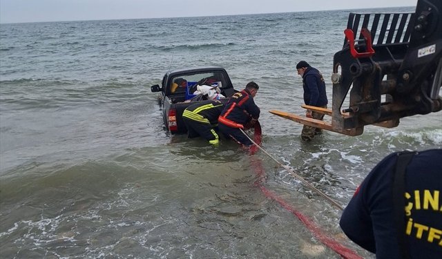 Yalova'da denize düşen kamyonetteki sürücü kurtarıldı