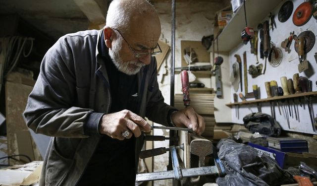 Yarım asırdan fazla süredir aynı tutkuyla ahşaba şekil veriyor