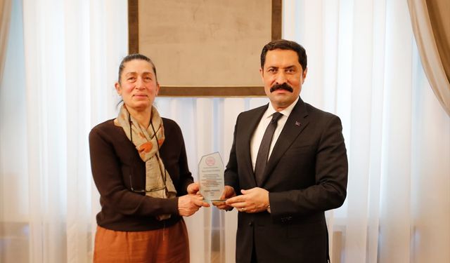 'Yaşayan İnsan Hazinesi' ödüllü ipek böceği yetiştiricisi Emel Duman'a plaket verildi