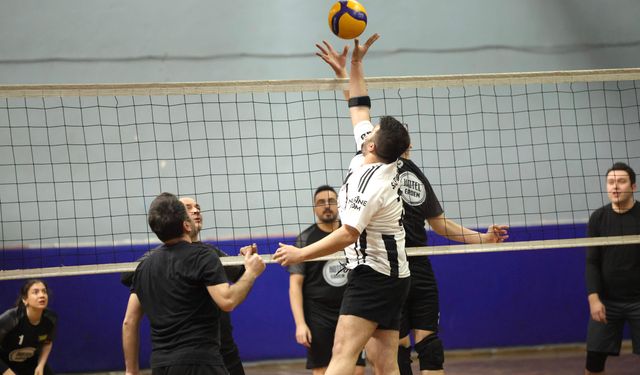 Zonguldak'taki voleybol turnuvası farklı meslek ve yaş gruplarını sporda buluşturuyor