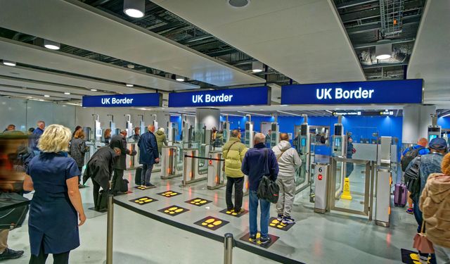 İngiltere’de çifte vatandaşlara yeni pasaport kuralı