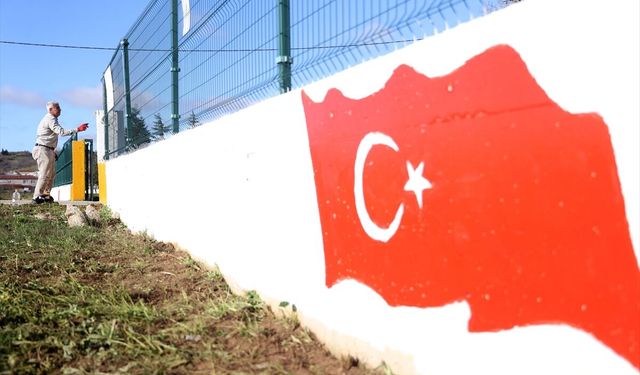 6 ŞUBAT DEPREMLERİNİN ÜÇÜNCÜ YILI - Depremzede babanın renkli fırçası çocuklara umut oluyor