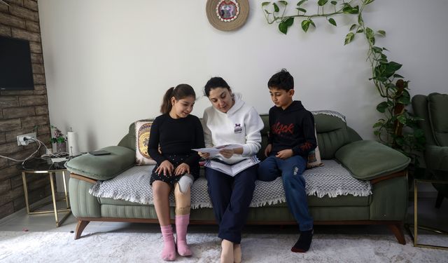 6 ŞUBAT DEPREMLERİNİN ÜÇÜNCÜ YILI - Protezle ayağa kalkan Fatma, azmiyle hem derslerinde hem piyanoda başarısını sürdürüyor