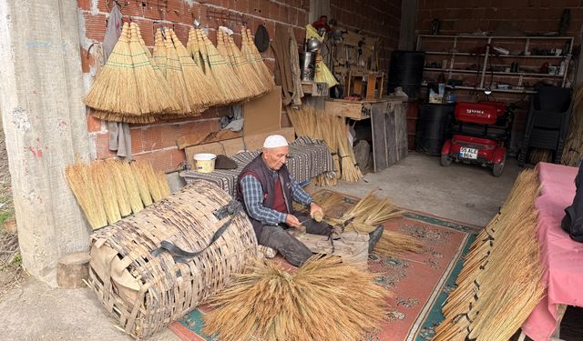 80 yaşındaki Yıldırım, kendi kendine öğrendiği süpürge yapımını 15 yıldır sürdürüyor