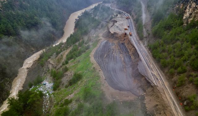 Adana'da Feke-Saimbeyli kara yolunda ulaşım heyelan nedeniyle tek yönlü sağlanıyor