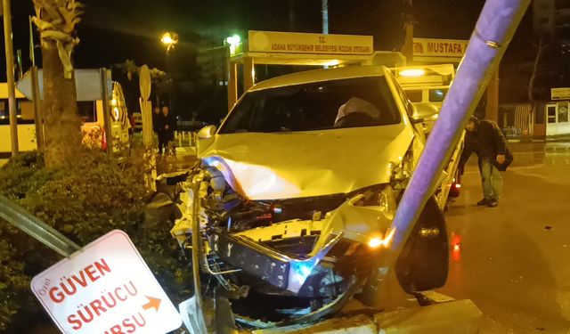 Adana'da otomobille minibüsün çarpışması sonucu 3 kişi yaralandı