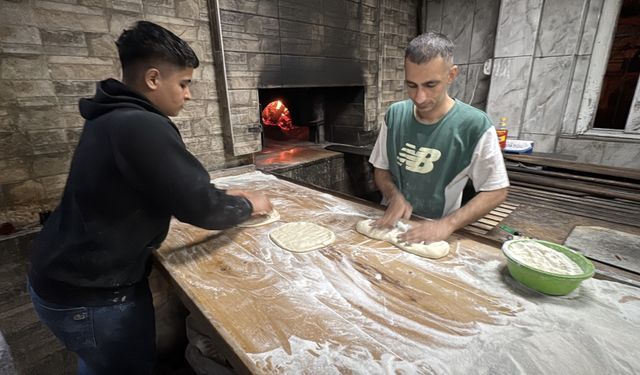 Adana'da pide fırınlarının ramazan mesaisi başladı