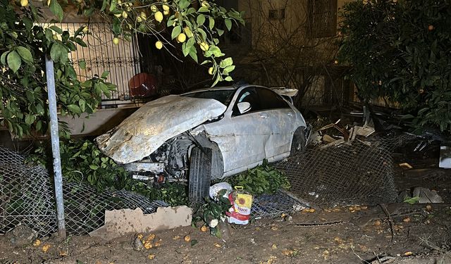 Adana'da şarampole devrilen otomobilin sürücüsü öldü, annesi yaralandı