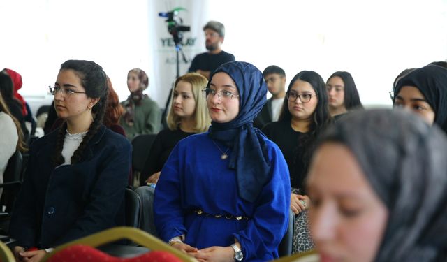 Adana'da Yeşilayın öncülüğündeki 'Ekrana Bakma Akrana Bak' projesi tanıtıldı