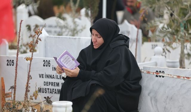 Adıyaman'da 6 Şubat depremlerinde yaşamını yitirenler kabirleri başında anıldı