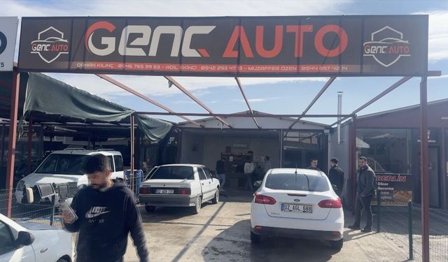 Adıyaman'da kısa devre sonucu hareket eden park halindeki otomobil dükkana çarptı