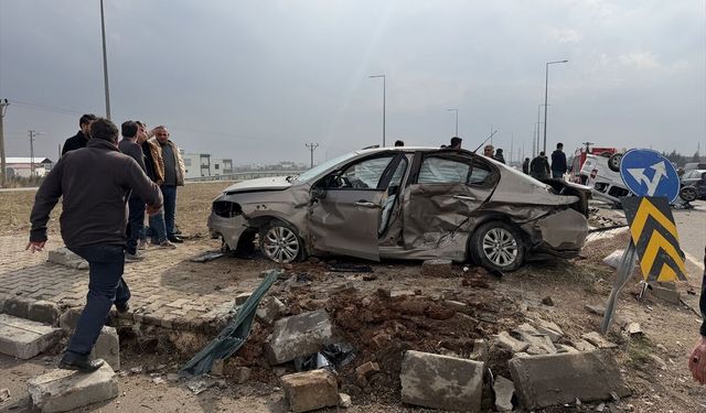 Adıyaman'da otomobil ile hafif ticari aracın çarpıştığı kazada 6 kişi yaralandı