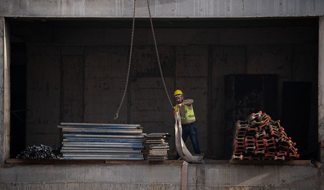 Afetzede işçiler depremzedeleri sıcak yuvaya kavuşturmak için gece gündüz mesai harcıyor