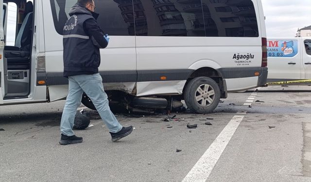 Afyonkarahisar'da minibüsün motosiklete çarpması sonucu bir kişi yaralandı