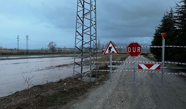 Afyonkarahisar'da sağanak nedeniyle dere yatağında çöküntü oluştu
