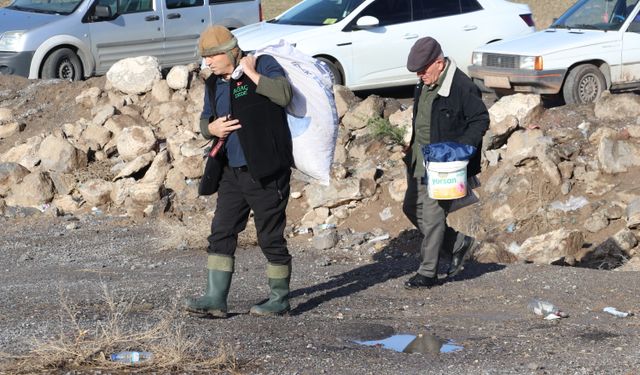 Ağaç tutkunu 72 yaşındaki emekli teknisyen, yürüyüş gruplarıyla doğayı yeşertiyor